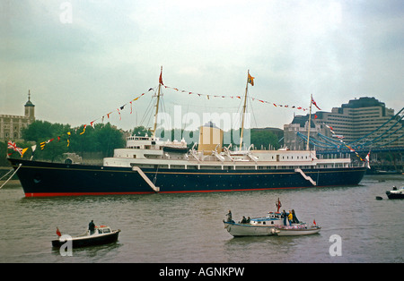 Il Royal Yacht Britannia nel pool di Londra nel 1975 Foto Stock