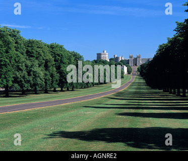 Vista del castello di Windsor dal lungo cammino Foto Stock