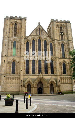 La facciata ovest porta chiesa cattedrale di San Pietro e di San Wilfrid diocesi di Ripon e Leeds North Yorkshire Foto Stock