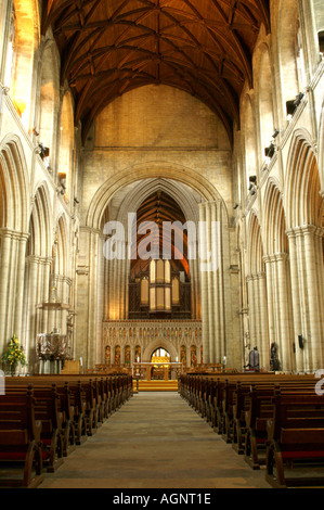 La navata centrale chiesa cattedrale di San Pietro e di San Wilfrid diocesi di Ripon e Leeds North Yorkshire Foto Stock