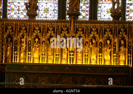L'altare nella chiesa cattedrale di San Pietro e di San Wilfrid diocesi di Ripon e Leeds North Yorkshire Foto Stock