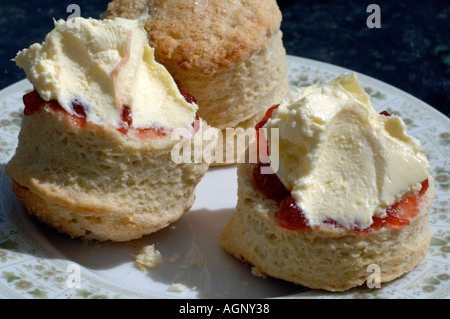 Tè alla crema, tradizionale tè alla crema, scones con marmellata e clotted cream Foto Stock