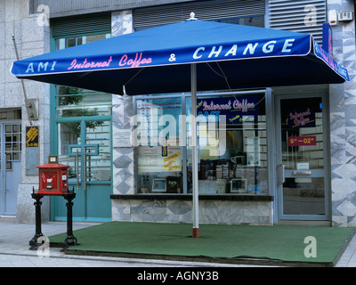 Internet cafe, scambio di soldi e postbox in Vaci Utca, una strada pedonale di Pest Budapest Ungheria Europa Foto Stock