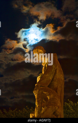 Messico, San Miguel De Allende, Le Jardin, la statua di Fray Juan de San Miguel di notte sotto la luna e le nuvole. Foto Stock