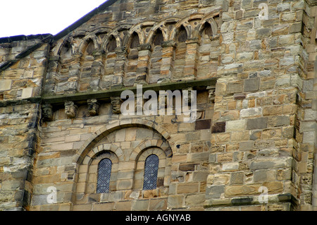 Volti scolpiti sulla parete della Cattedrale di Durham England Regno Unito Regno Unito Gran Bretagna GB Europa Foto Stock