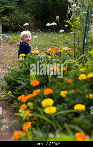 Un giovane ragazzo in un giardino in Gloucester Massachusetts Foto Stock