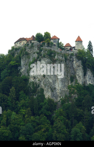 Il Grad castello situato su una sommità di una roccia a Bled Slovenia Foto Stock