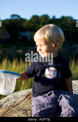 Un bambino gioca con un net presso l'Oca Cove preservare in Gloucester Massachusetts Essex County Greenbelt Association Foto Stock