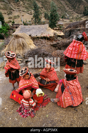 Il Perù Huilloc, Ollantaytambo, le donne indiane in abbigliamento tradizionale la filatura Foto Stock