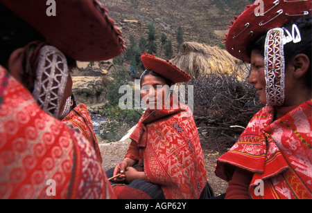 Il Perù Huilloc, Ollantaytambo, le donne indiane in Abbigliamento tradizionale Foto Stock