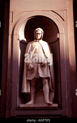 Statua di Giotto al di fuori della galleria degli Uffizi a Firenze Foto Stock