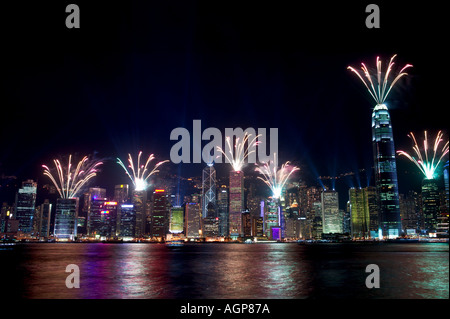 Una sinfonia di luce lo spettacolo multimediale la combinazione di luci e narrazione coinvolge edifici chiave sull'Isola di Hong Kong Foto Stock