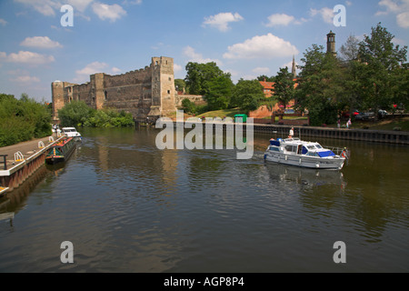 Newark Castle e il fiume Trent, Newark on Trent, Nottinghamshire, Inghilterra Foto Stock