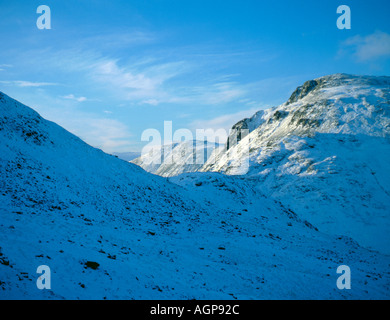 Inverno scena di montagna; grande timpano visto da sopra styhead tarn in inverno, parco nazionale del distretto dei laghi, cumbria, Inghilterra, Regno Unito. Foto Stock