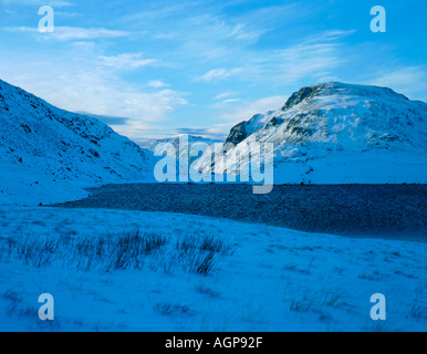 Inverno scena di montagna; grande timpano visto oltre styhead tarn in inverno, parco nazionale del distretto dei laghi, cumbria, Inghilterra, Regno Unito. Foto Stock