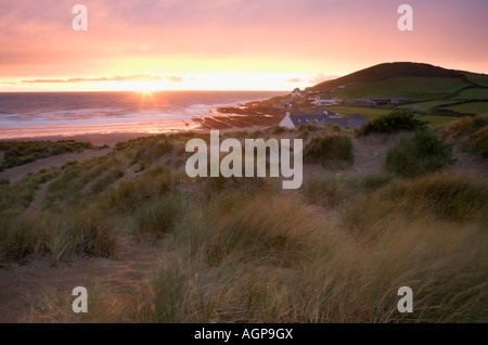 Croyde Bay e Middleborough Hill da dune di sabbia sulla spiaggia di Croyde Devon England Foto Stock