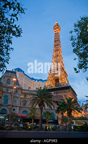 Las Vegas Nevada Il Paris Hotel con la sua replica della Torre Eiffel Foto Stock