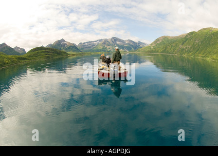 Alaska Southwest turisti che si godono un giro in barca sul Lago Nuyakuk Wood-Tikchik san e il Parco Kilbuck Mountain Range Foto Stock