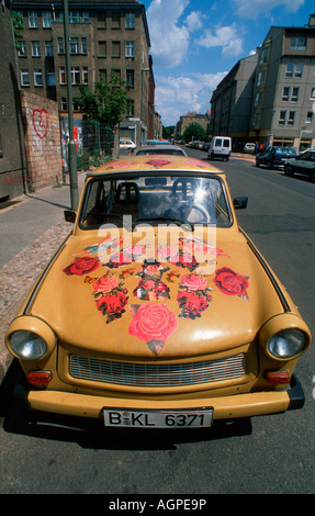 Trabbi. Trabant. Vecchia auto dipinto con Rose in Berlin Mitte. Foto Stock