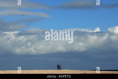 WALKERS SULLA SPIAGGIA DI FINDHORN ,Scotland.UK Foto Stock