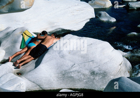 Le persone al luogo balneare / Valle Maggia Foto Stock