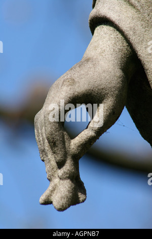 Il cimitero di Highgate Londra dettaglio di un angelo polena tenendo un fiore Foto Stock