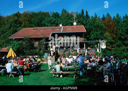 Persone nel giardino della birra Foto Stock