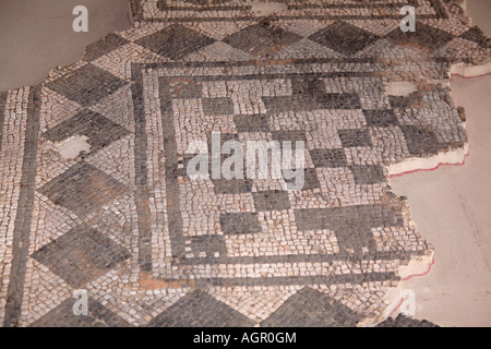 Mosaico di pavimenti in scacchiera bianco e nero al Fishbourne Roman Palace, West Sussex, Inghilterra, Regno Unito Foto Stock