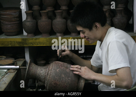 Lavoratore cinese in vaso di fabbrica in Cina Pechino Agosto 2007 Foto Stock