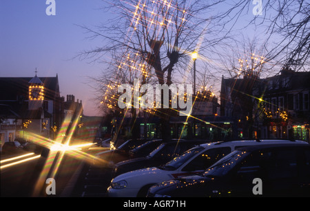 Inverno di sera presto stagionali luci di Natale in alberi e sui negozi Moffat centro città di Dumfries e Galloway Scozia Scotland Foto Stock