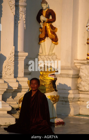 Pregando donna / Yangon / Betende Frau Foto Stock
