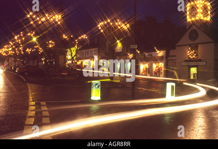 Inverno di sera presto stagionali luci di Natale in alberi e sui negozi Moffat centro città di Dumfries e Galloway Scozia Scotland Foto Stock