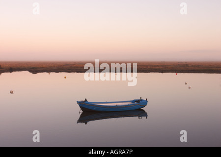 Barca a remi ancorata nel estuario sulla Costa North Norfolk Foto Stock