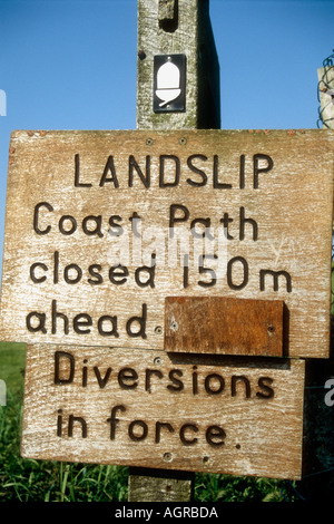 Costa di frana di preavviso a Charmouth nel Dorset England Regno Unito Foto Stock