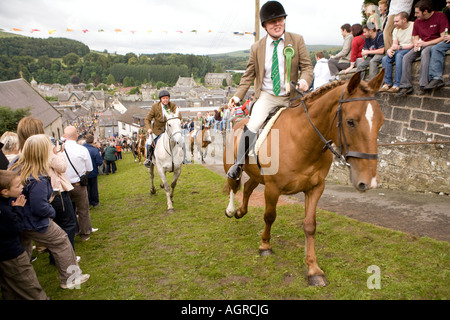 Tradizionale Scozzese Langholm eventi comuni a cavallo Equitazione fino Kirk Wynd con la folla che acclamava essi sulla Scozia UK Foto Stock