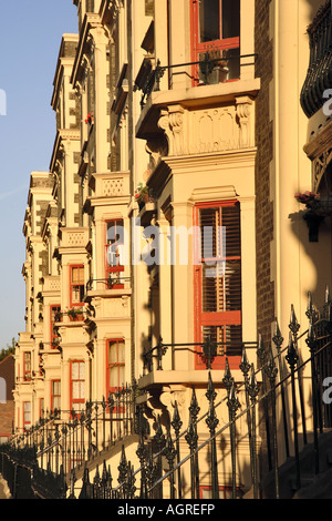 Il confine estate alloggi sociali sul Columbia Road, East London Foto Stock
