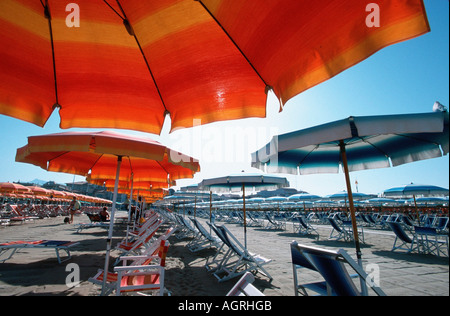 Ombrelloni in spiaggia Foto Stock