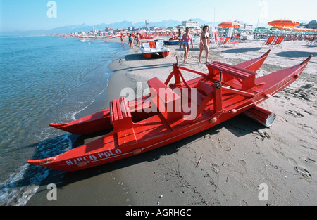 Barca alla spiaggia Foto Stock