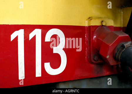 LE TRAIN JAUNE giallo in treno la stazione di villefranche de CONFLENT Languedoc Rousillon FRANCIA Foto Stock