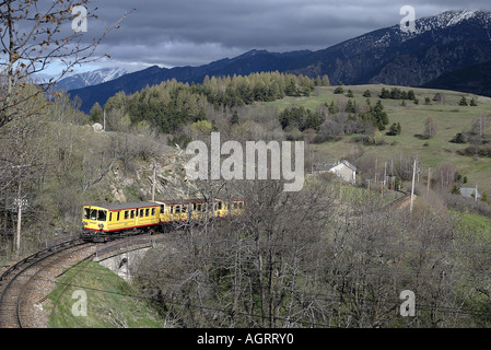 LE TRAIN JAUNE Yellow train vicino alla stazione di BOLQUÈRE EYNE Languedoc Rousillon FRANCIA Foto Stock