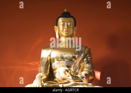 Benalmadena Pueblo, Costa del Sol, Provincia di Malaga, Spagna. Statua del Buddha nello Stupa dell'Illuminismo Foto Stock
