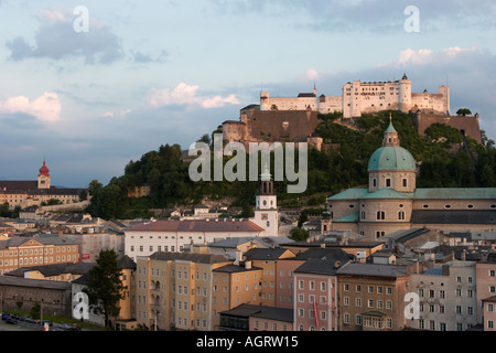Vista elevata della città vecchia di Salisburgo e della fortezza di Hohensalzburg dal monte Kapuzinerberg. Salisburgo, Austria. Foto Stock
