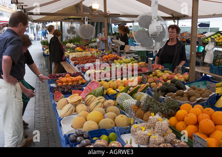 Una selezione di frutta fresca esposta in vendita al Green Market (Grunmarkt) di Salisburgo, Austria. Foto Stock