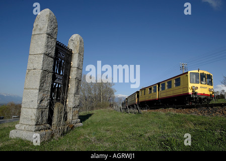 LE TRAIN JAUNE Yellow train vicino alla stazione di Saillagouse Languedoc Rousillon FRANCIA Foto Stock