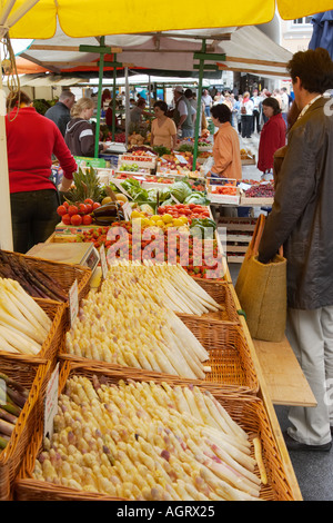 Una selezione di asparagi freschi per la vendita presso il tradizionale mercato verde nella città vecchia. Salisburgo, Austria. Foto Stock