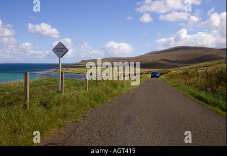 Dh Baia di Quoys HOY ORKNEY Single track road passando da luogo campagna cartello stradale automobile Scozia Scotland Foto Stock