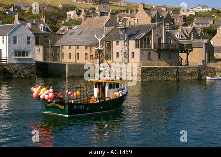 dh Fishing Creel boat STROMNESS HARBOUR ORKNEY SCOTLAND Harbors Waterfront fishingboat arrivo industria del pesce regno unito comunità delle isole scozzesi Foto Stock