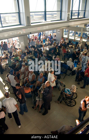 dh partenza lounge KOS AEROPORTO GRECIA KOS Strike occupato vacanzieri in attesa coda congestione vacanzieri in folle area platani folla Foto Stock