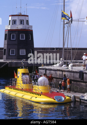 Dh Marina PUERTO CALERO LANZAROTE Famiglia imbarco giallo rosso sommergibile boat harbour marina quayside Foto Stock