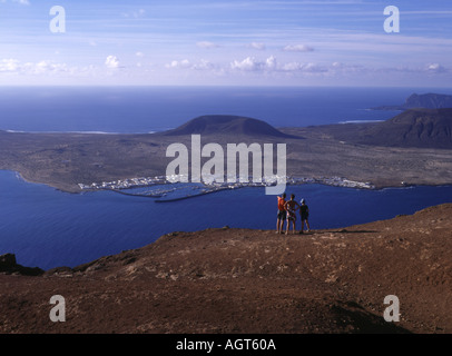 dh la Graciosa isola MIRADOR DEL RIO LANZAROTE Famiglia turistica vista panoramica turisti vacanza Foto Stock